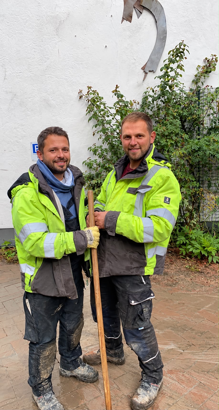 Elmi und Mergim Morina gemeinsam in Arbeitskleidung auf einer Baustelle